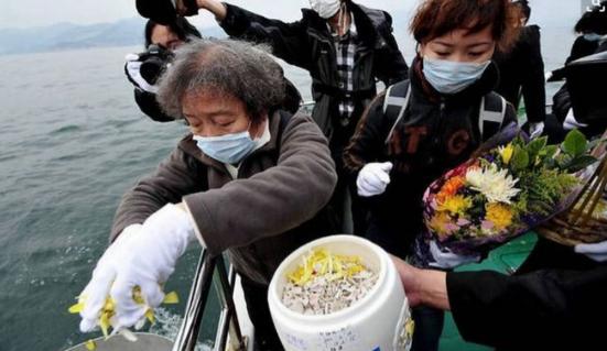 原本我以为海葬不用钱，只要随便在海岸或者海上，把骨灰撒出去就行，没想到，弄一次海