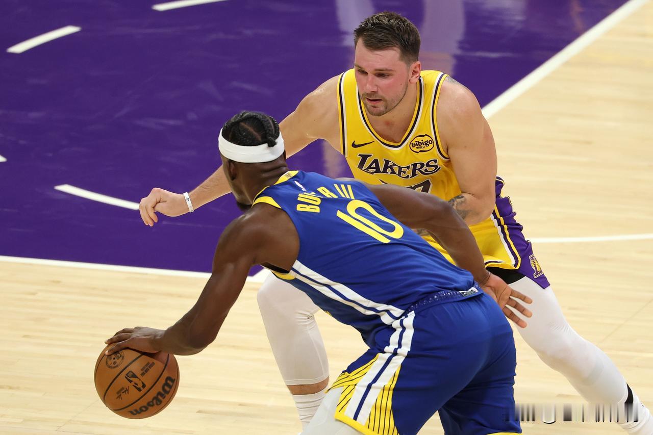 勇士真喜欢放烟雾弹！
今天在勇士和独行侠揭幕战之前，勇士队内部给出的消息是巴特勒