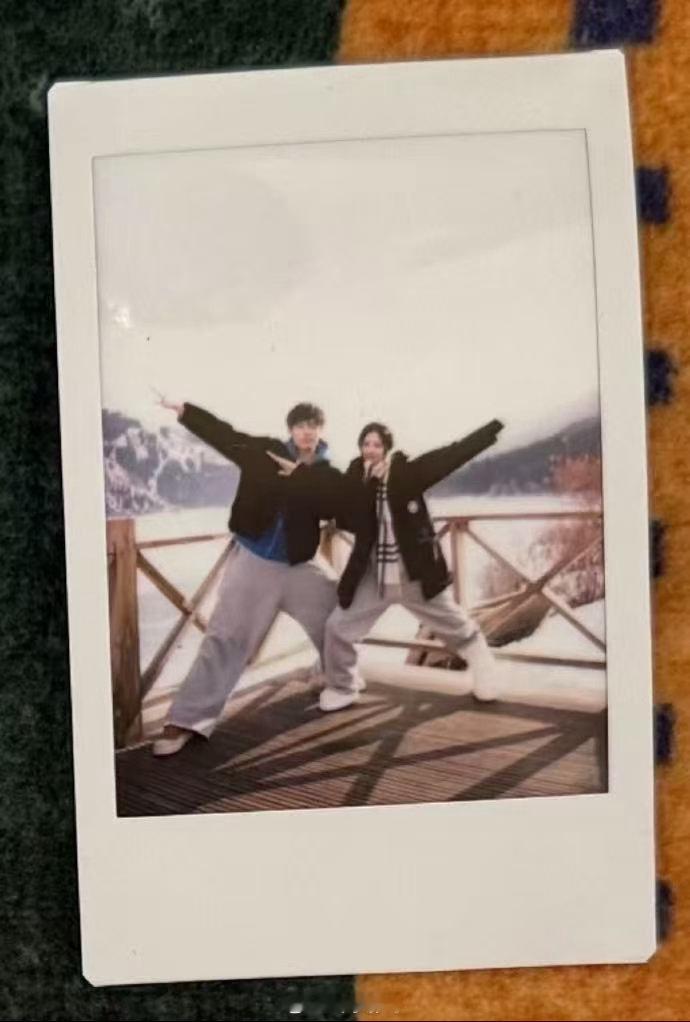 恩恩小新牵手共舞恩恩小新竟然这么纯情怦然心动20岁 恩恩穿抹胸纱裙温柔灵动小新西