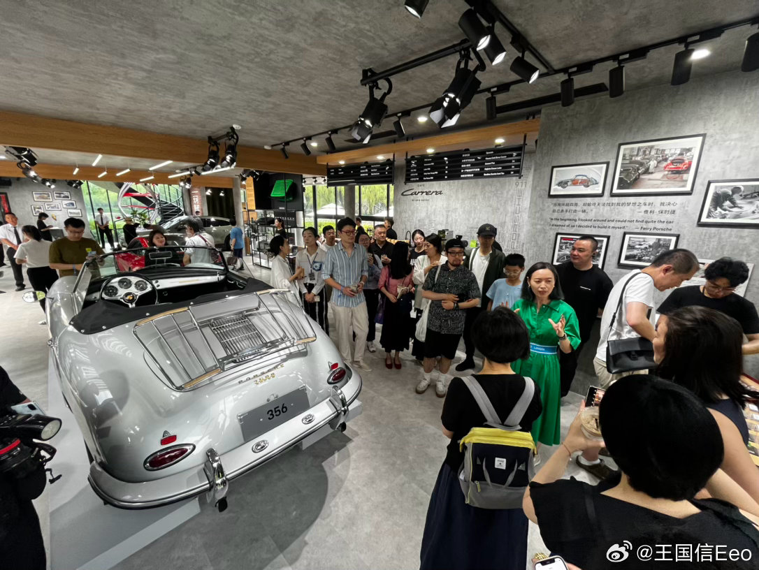 为了弥补网络，保时捷开发了快闪店。在一个地方修建一个品牌形象展示门店，大概四五个