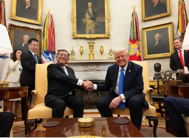 石破茂为什么下台，干不下去了辞职了？
高市早苗为什么上台了？看看照片就知道了。