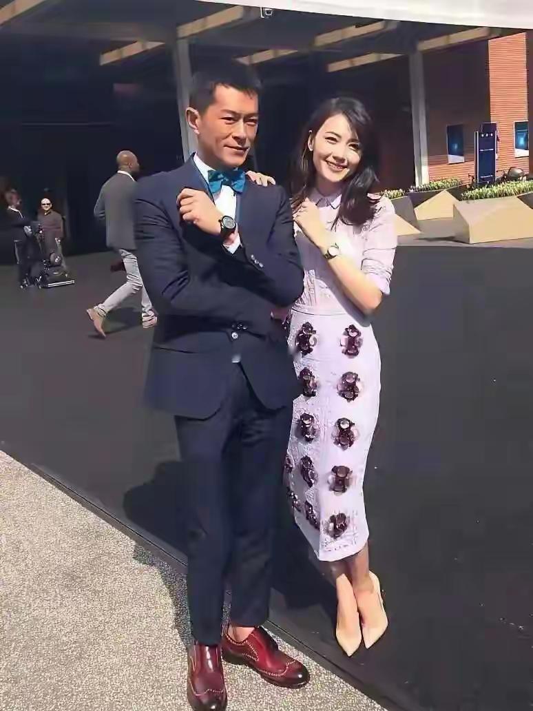 高圆圆身边的男人是谁？
他长的实在是太帅气了，一点也没有明星架子，反而更加多添几