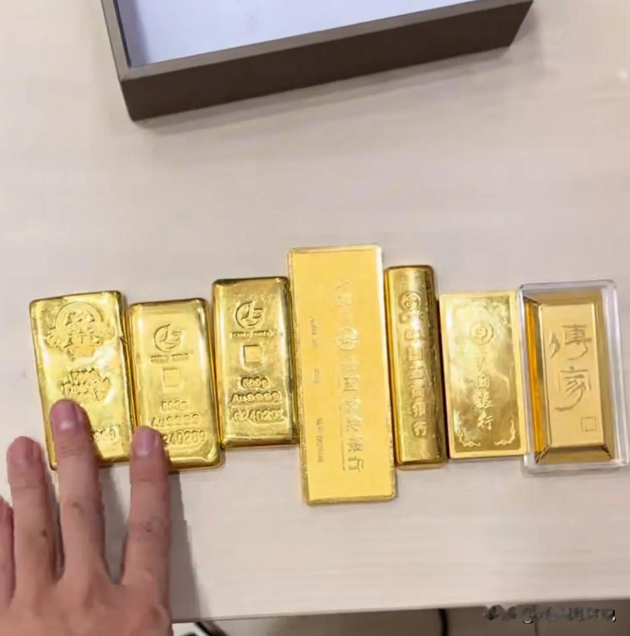 这是中国各个黄金机构发行的500g金条，有紫金矿业，中国银行，中国农业银行，中国