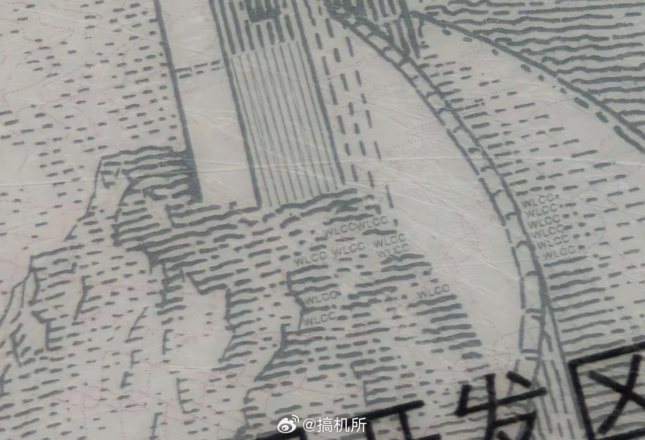 手机放大身份证竟藏微缩字母还是第一次知道这里面还有字母，用手机打开微距就能看到了
