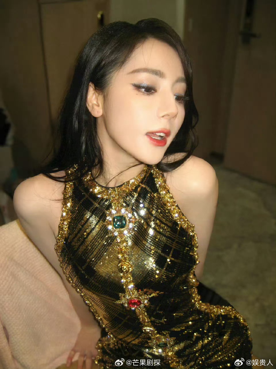 迪丽热巴金色适配度百分百迪丽热巴好美艳  迪丽热巴的魅力，谁知道我看了多少遍，太