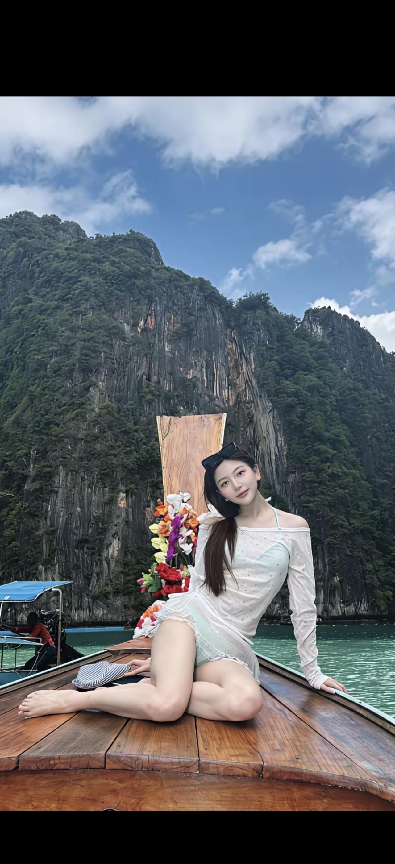 轻舟荡碧波，美人倚木舟。