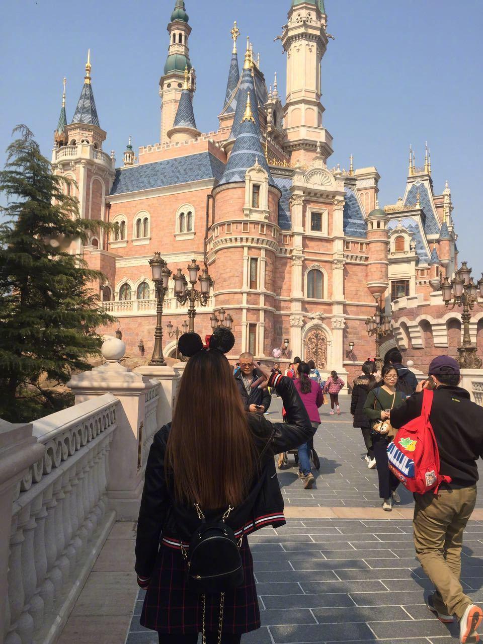 当烟花在夜空绽放，我突然读懂了上迪的浪漫细节✨ 今年的上海迪士尼烟花，真的值得放