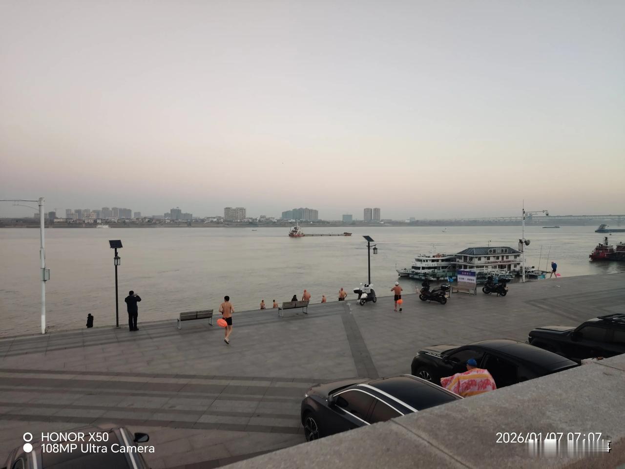 晒图笔记大赛2026年1月7日长江岸边晨练冬泳爱好者