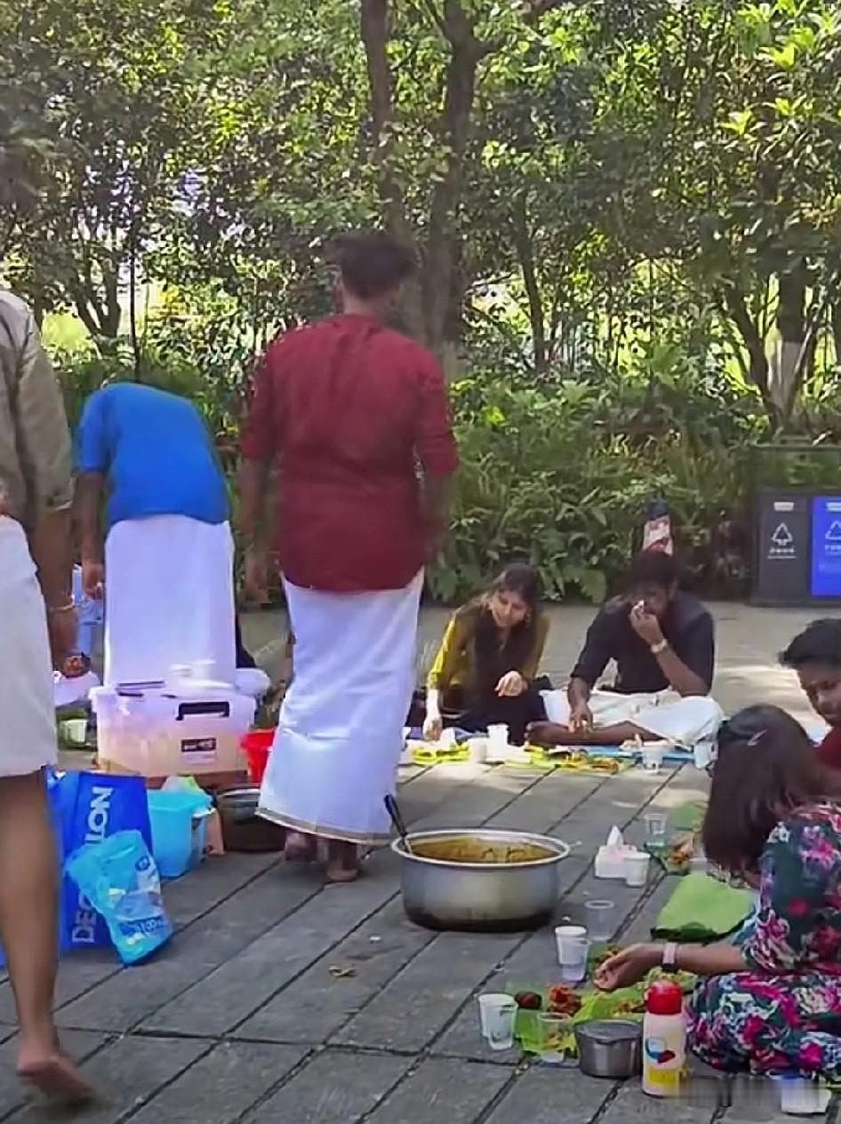 不少人发现一个有意思的现象，
欧美开始对印度访客卡的越来越严，签证审核层层把关，