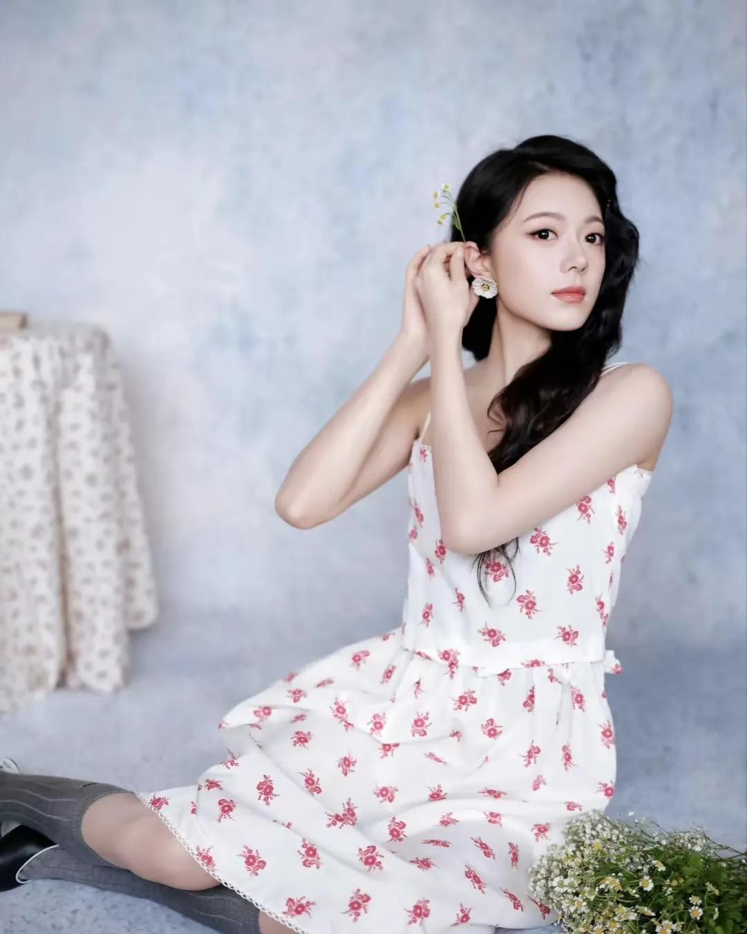 赵今麦身穿一身碎花裙亮相活动，俏皮灵动宛如邻家少女。看上去更加活泼可爱了。甜美中