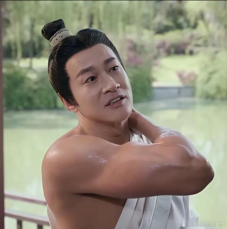 何润东发视频回应手无缚鸡之力何润东的手无缚鸡之力，真是“真”的不能太“真”了他可