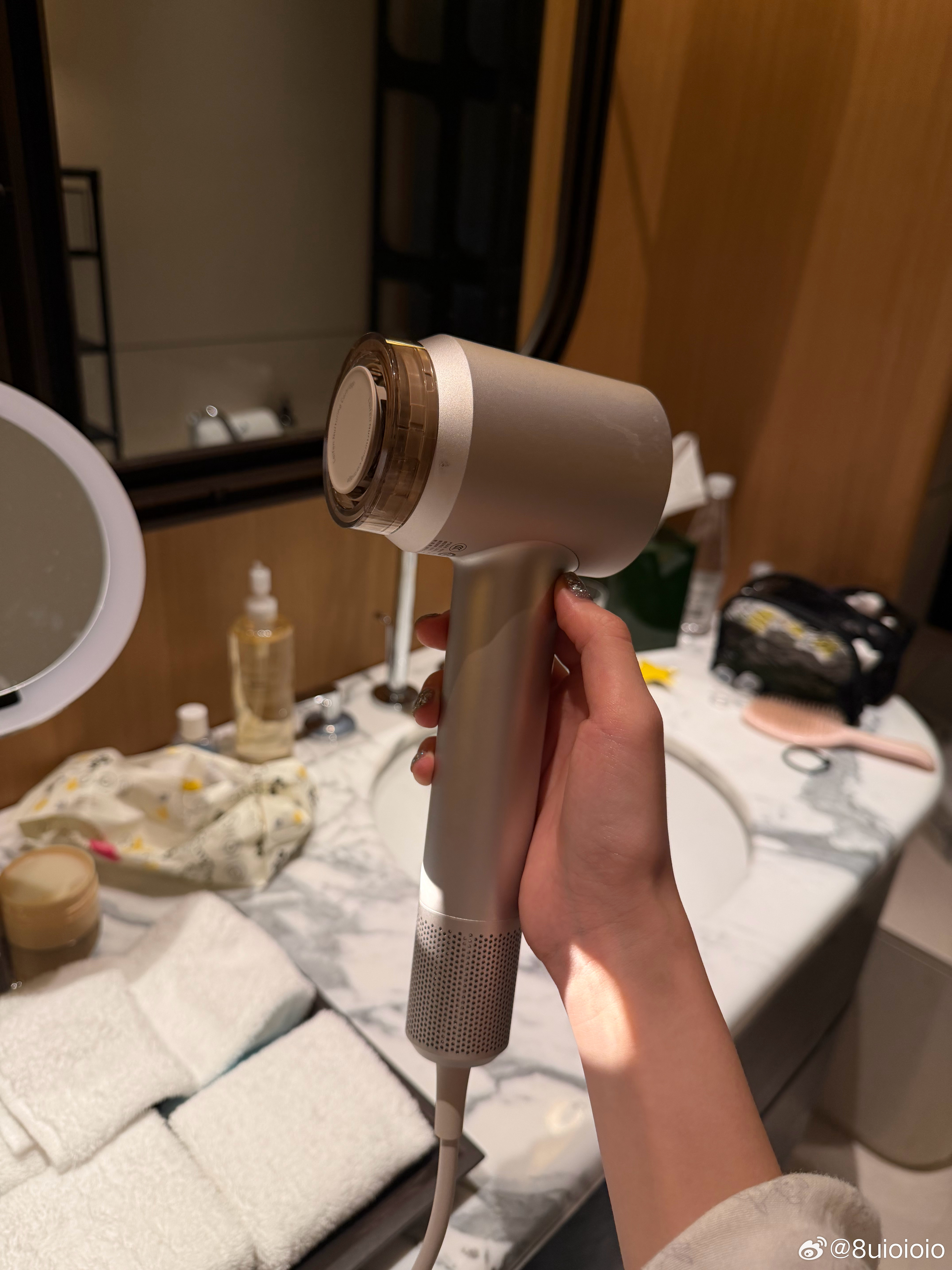 漂完的头发又干又躁，精油都用光好几瓶了。普通吹风机一吹就炸毛打结，怎么梳都梳不开