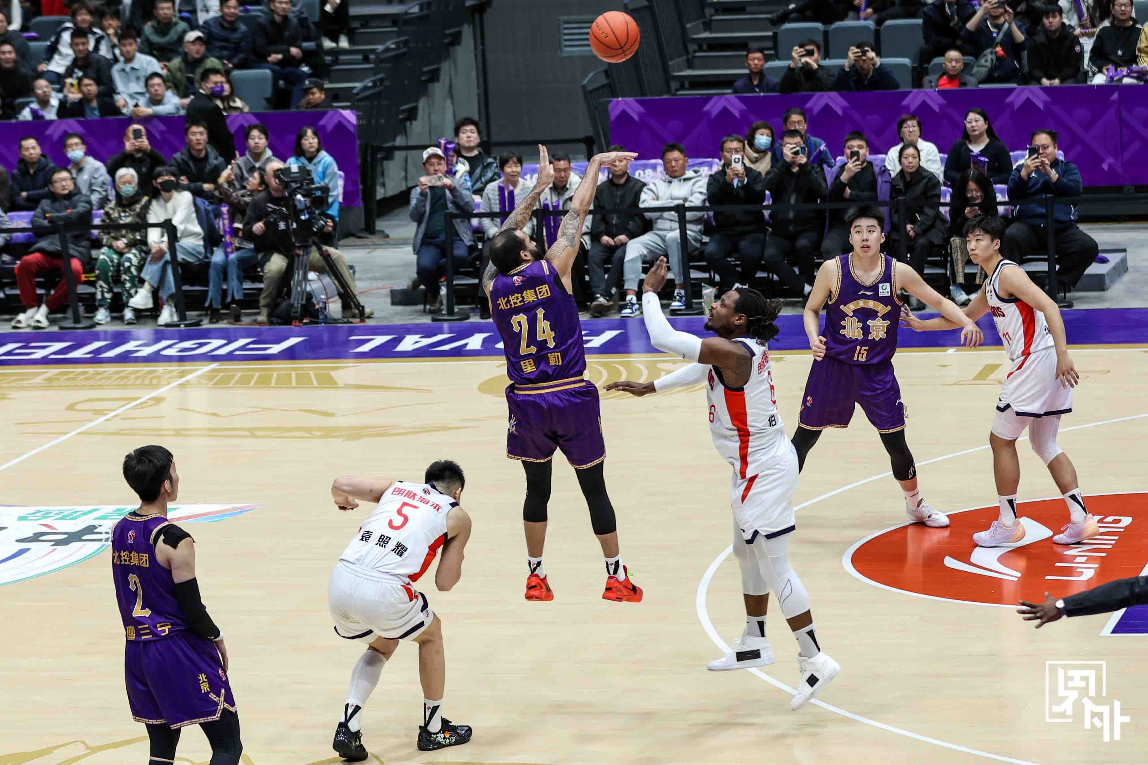 北控男篮战胜龙狮男篮 里勒三分绝杀，北控89-88龙狮，战绩压过对手来到15胜1