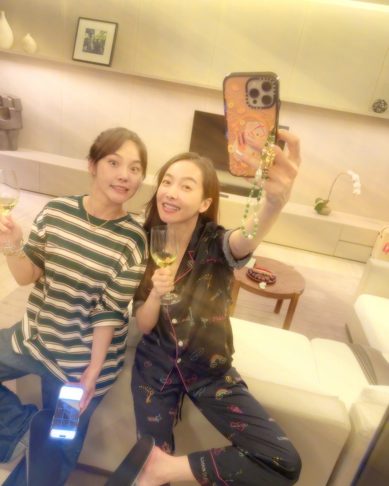 宋茜张佳宁闺蜜相聚小酌🍷 ​​​