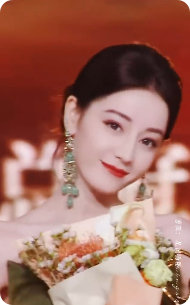 我不想挨着迪丽热巴 对比太惨烈了热巴这张脸真的太绝了！无论是正脸还是侧脸，360