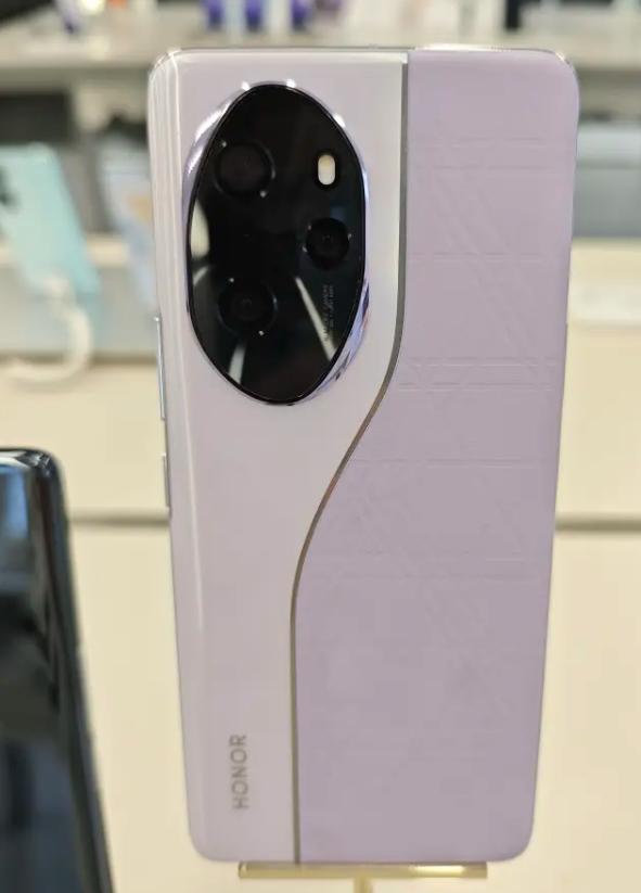 今天特意去了荣耀专卖店，体验了大名鼎鼎的荣耀100 Pro，上手了一个小时，聊聊