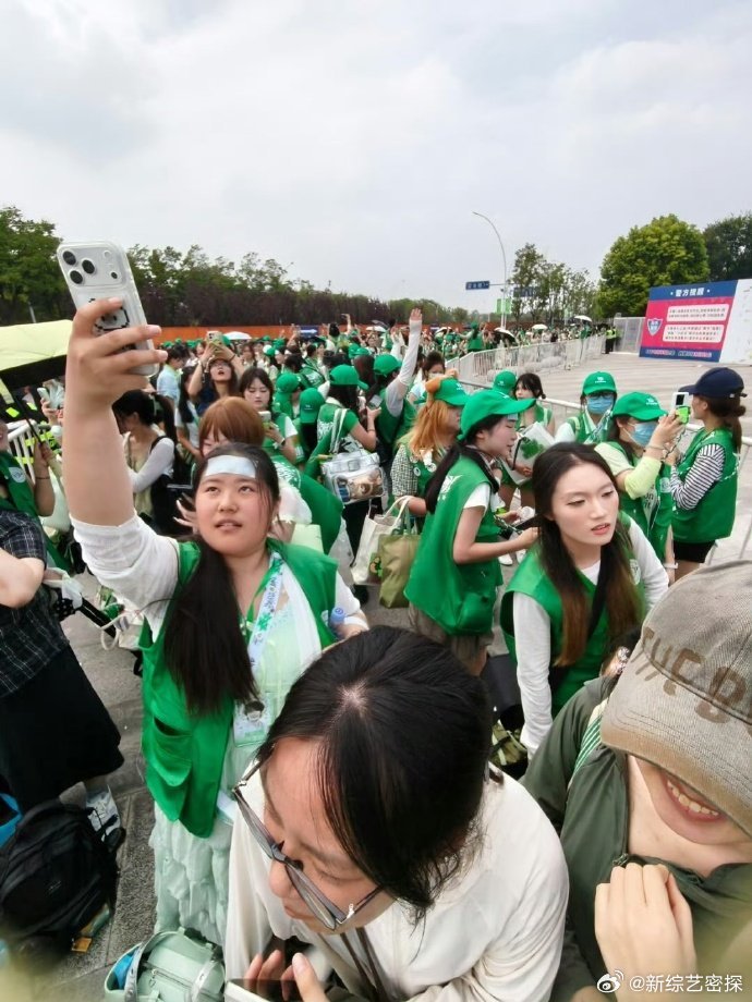 五个闸口都是张泽禹粉丝 谁能想到收官场场外还这么热闹，中午还没开场，五个闸口就满