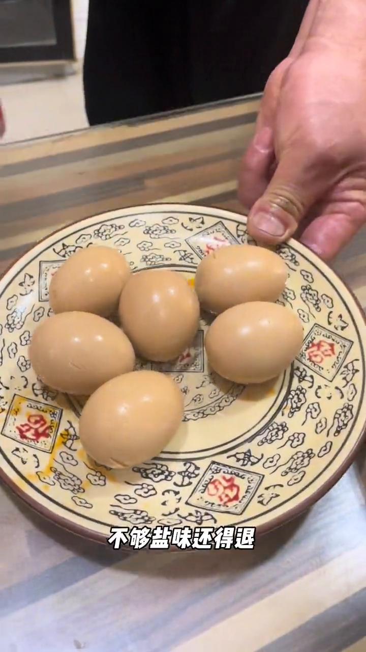 郑州红专路宋河羊肉板面。
特色卤鸡蛋，经过3小时的大火卤，看到没？不够盐味还得退