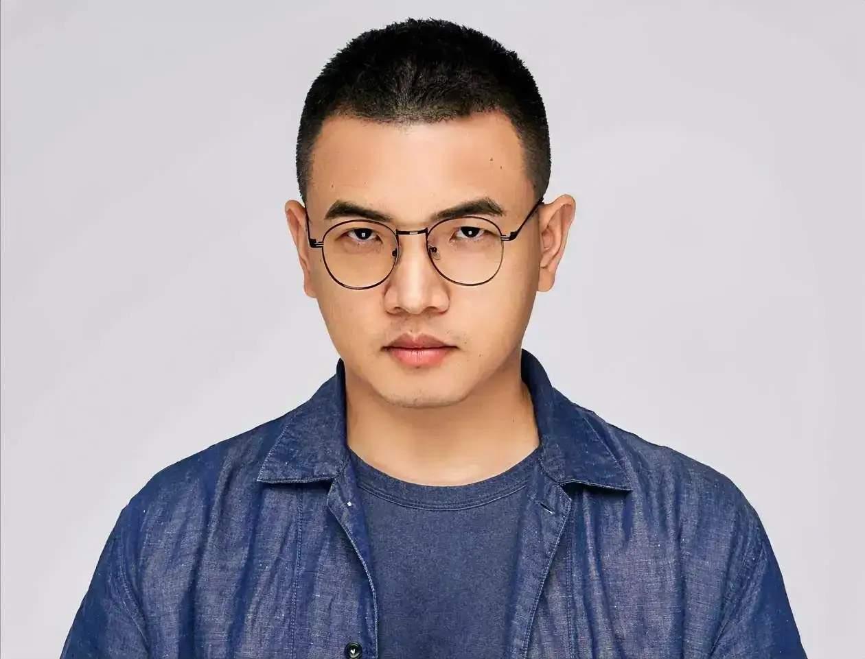 那是“春凳”们集体放纵狂欢的三十年，先放纵带动后放纵，是让人能变成鬼的时代。出现