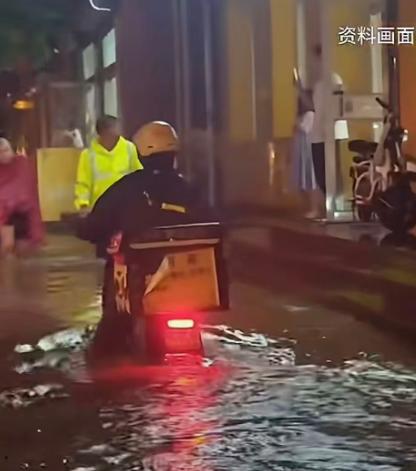 暴雨夜的街头，积水淹了半条街，路人都赶着往家躲，可外卖员李女士还骑着车在雨里穿梭