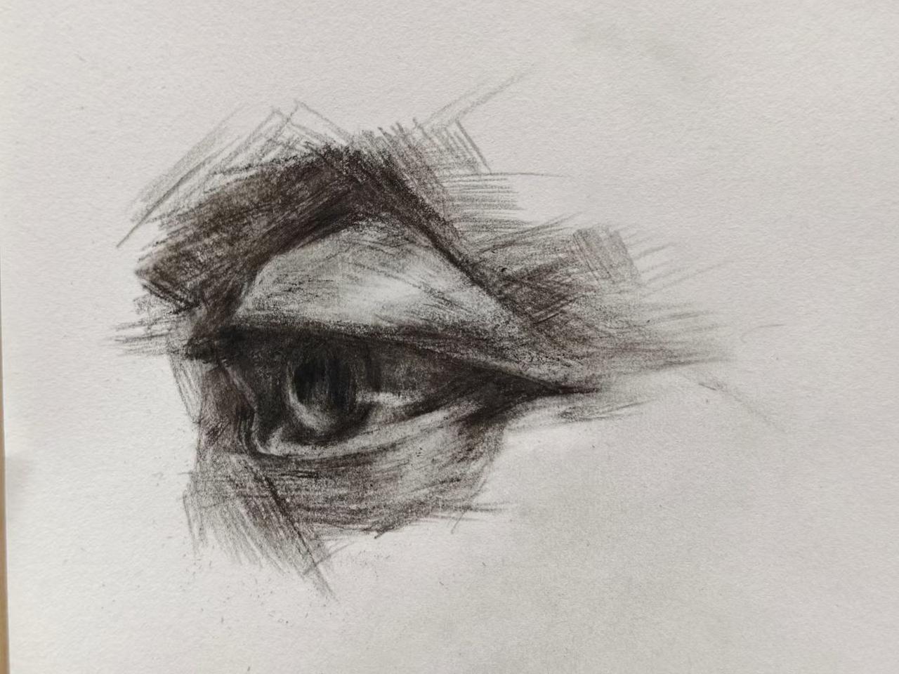 今晚师兄、师姐们速写考试，
​我在一旁画了只眼睛[666]
一一芳芳