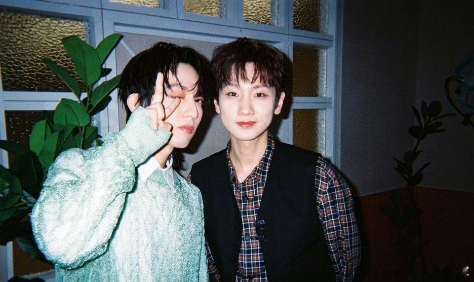 林宥嘉汪苏泷合照审美超级好的林宥嘉啊啊啊 ，期待二人的合作