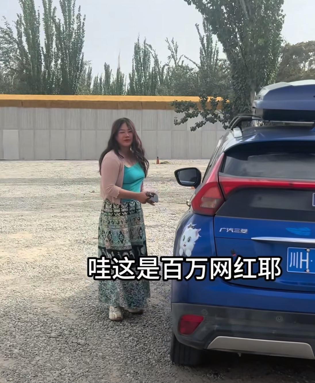 “我穿吊带是因为穿吊带流量高啊！”，猜猜这话是谁说的？果不其然还是杨美丽会来事！