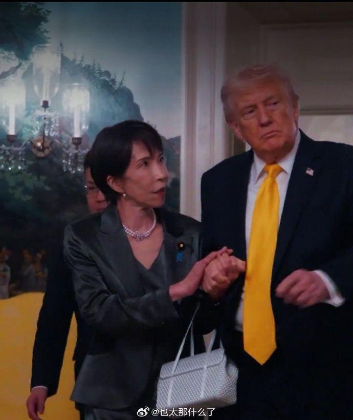 这动作，税宗怕有点吃不消哦。
看看梅拉尼娅，看看伊万卡……再看看鲸头鹳。
这一瞬