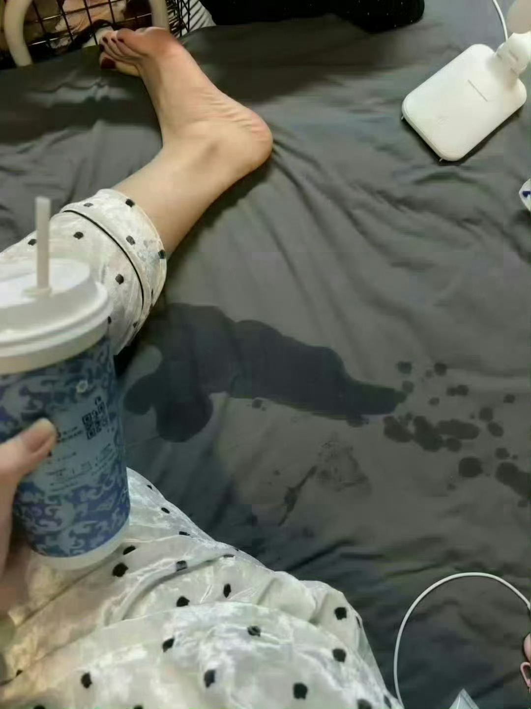 完了 把被子淋湿了 爸爸不会骂我吧 