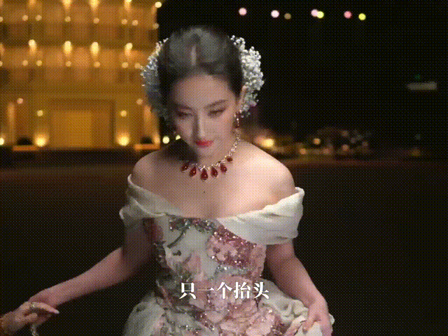 刘亦菲的红毯封神名场面刘亦菲红毯从不失手谁能拒绝红毯上的刘亦菲啊，手持鲜花的样子