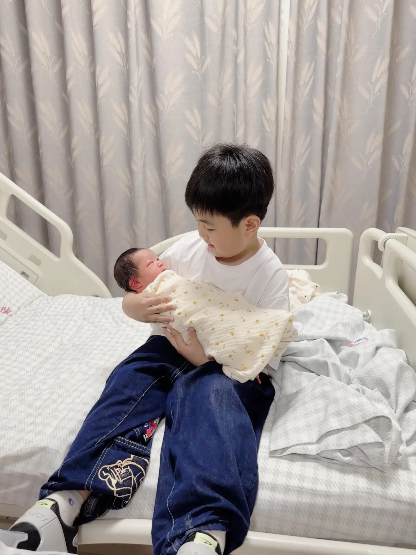 2019年的夏天我第一次做妈妈，2025年的夏天我拥有了俩个宝贝，原来...