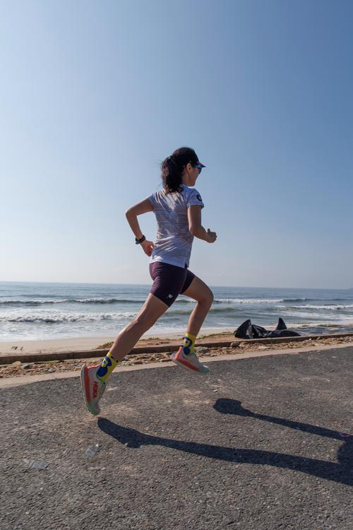 跑步锻炼身体有益健康，长期坚持好处多多。但是也要因人而异，并不是所有人都适合跑步