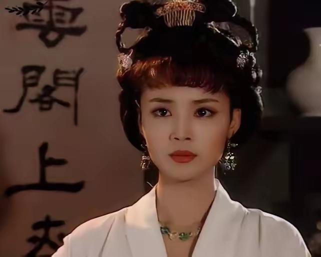 公元710年7月，李显叫上官婉儿来侍寝，俩人折腾完，上官婉儿靠在他的胸膛之上，轻