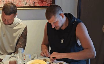 哈哈哈😂，约基奇哥哥烤鸭卷饼纸没撕下来，一起吃了，笑不活了。NBA掘金当家核心