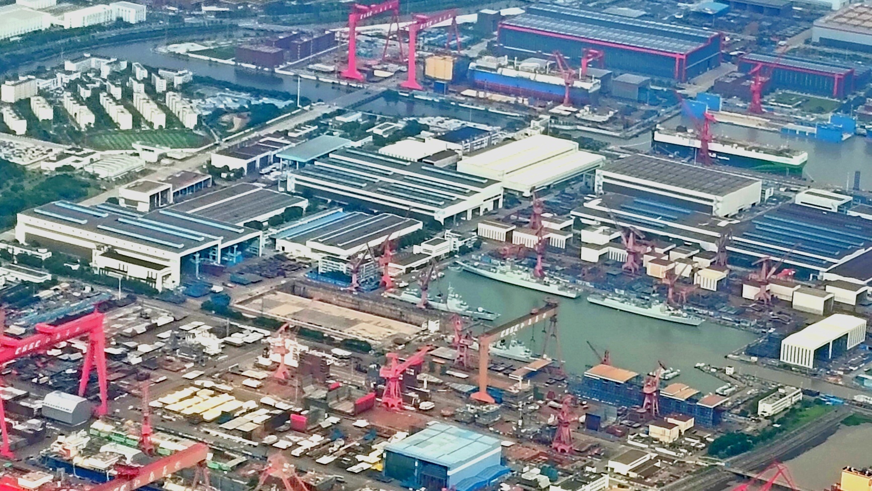 南方某地航拍图 [酷]港池内有1艘055、3艘052D在舾装，船台上有第38号0