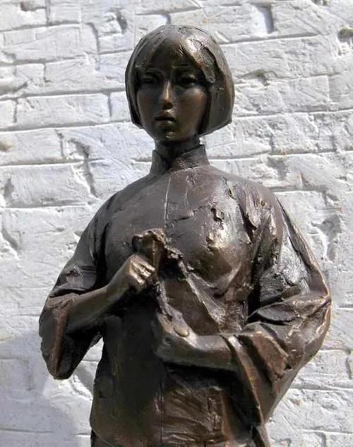1942年冬，日军粗暴地撕碎了两个少女的衣服，而在不远处有六条狼狗正在虎视眈眈地