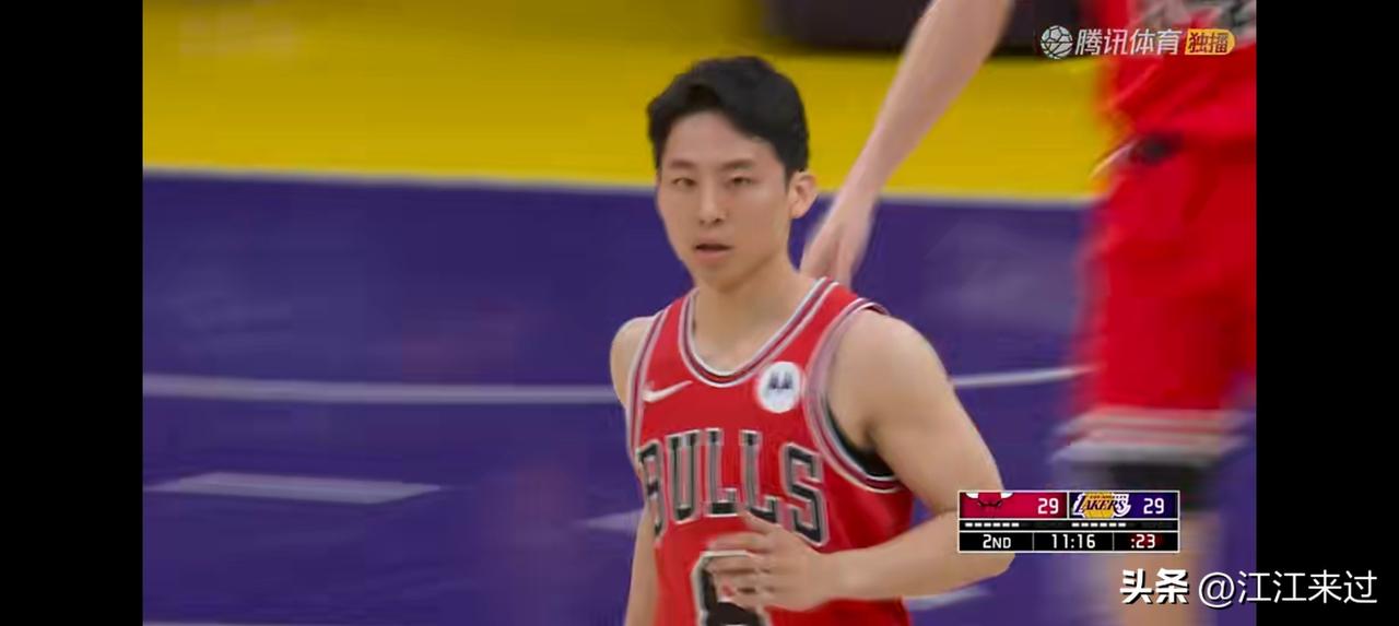 公牛队河村永辉第二节刚上场就迎着詹姆斯飚中三分，紧接着又打转换突入篮下助攻队友轻