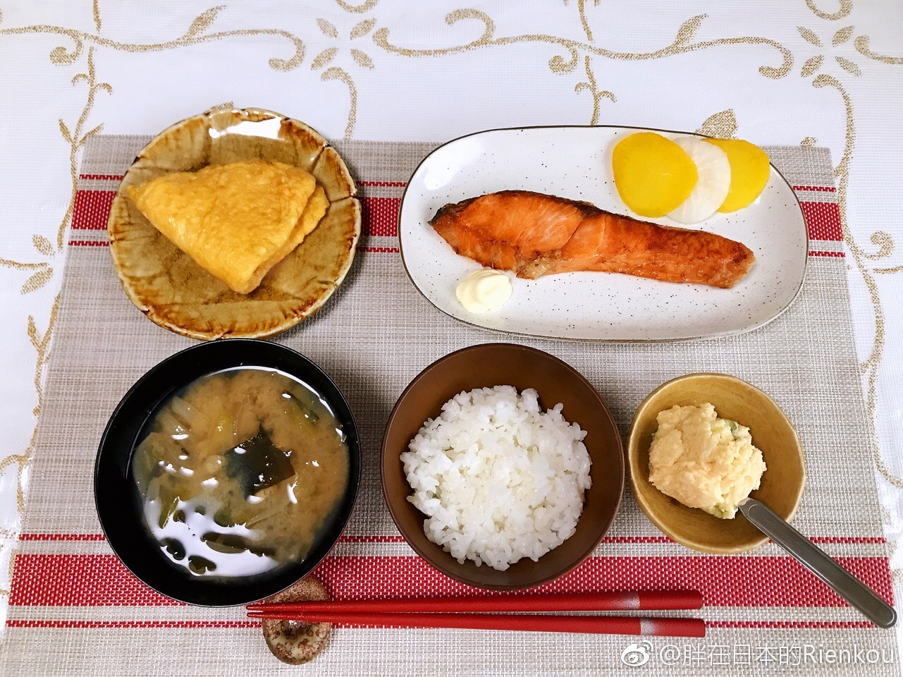 【搬运】2018年10月26日我家餐桌这不上不下的点吃饭看到网上有烤三文鱼照片立