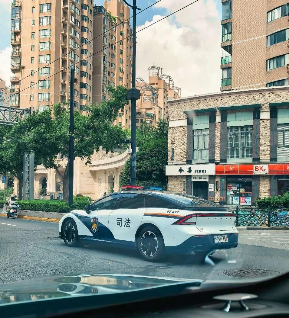 很刑的公务小鹏 P7+罪犯上车：你好，小 P打开座椅通风按摩