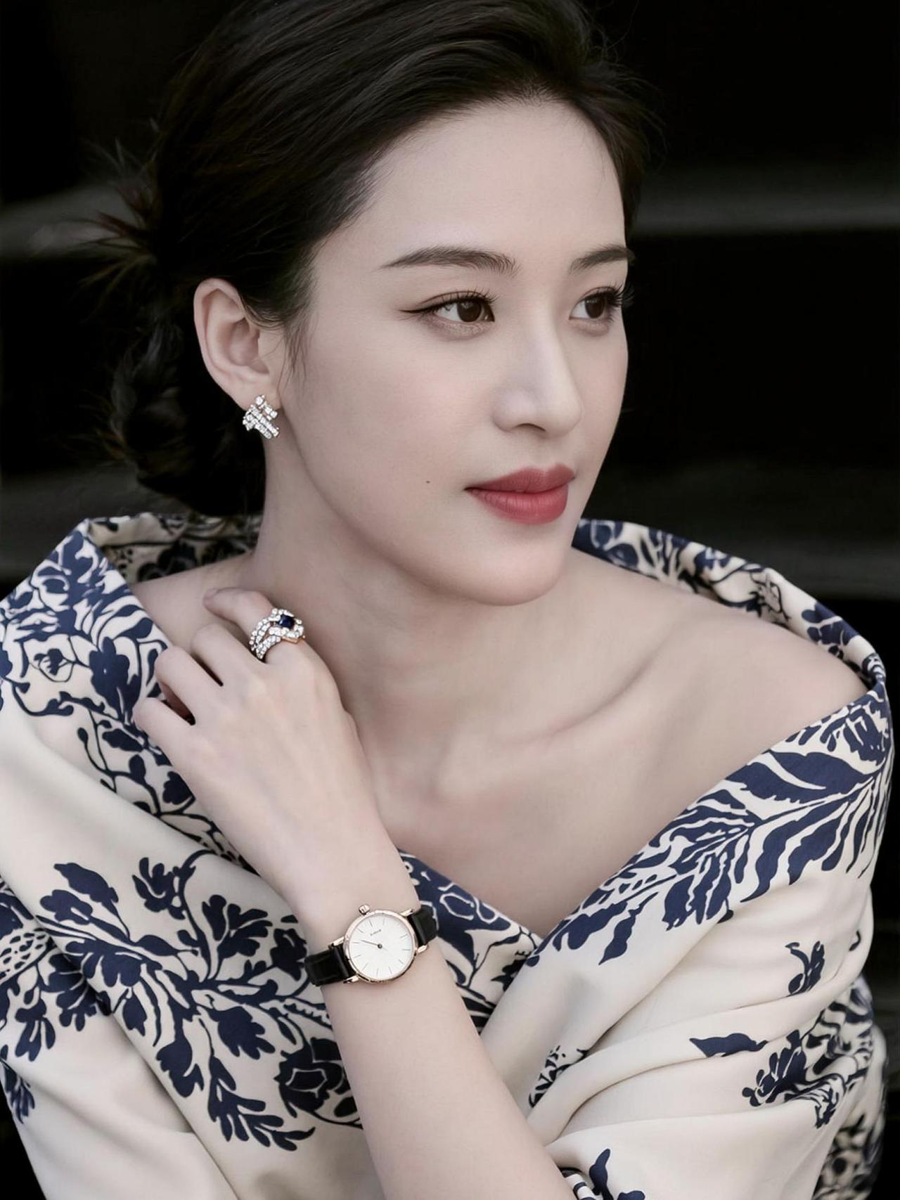 复古印花如同时光的低语，诉说着岁月的故事。露肩设计勾勒出优雅的轮廓，仿佛在与经典