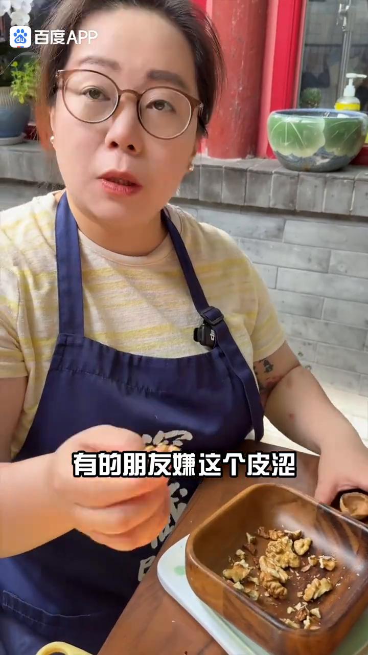 帅，你看看我这弄什么？给你烤点枣糕吃。枣糕好吗？好长时间没吃了。我跟你说外面现在