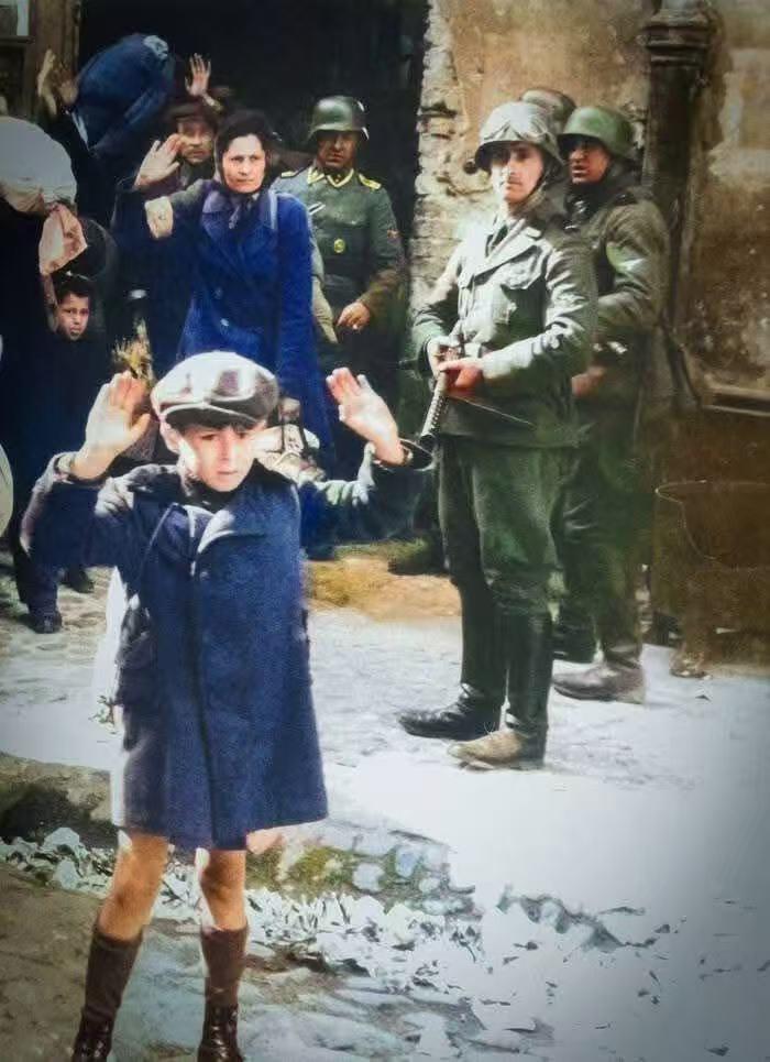 这张照片非常著名，以前一直以为是剧照，其实不是！这是1943年，波兰华沙犹太人起