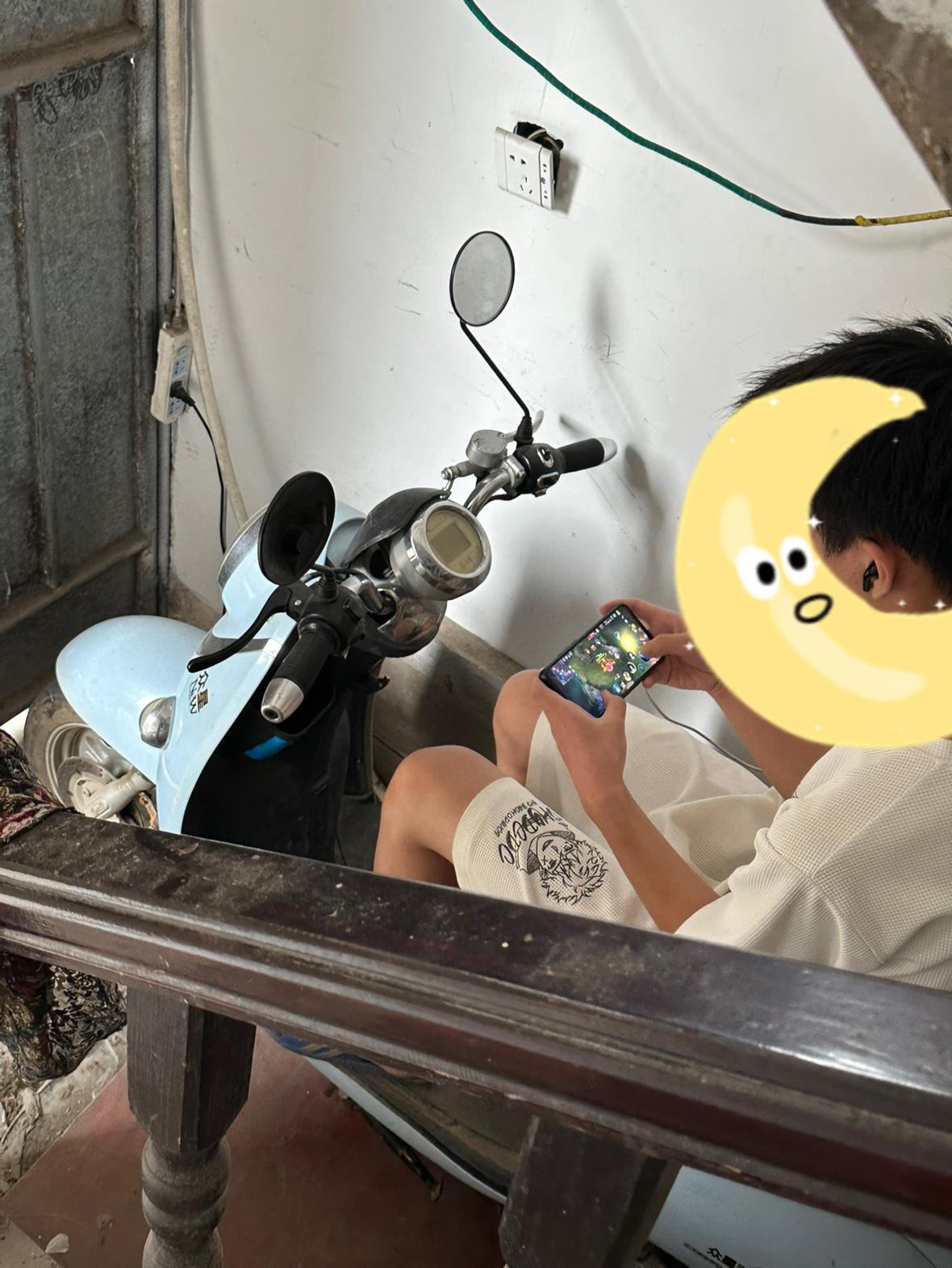 面对读高二的儿子沉迷于手机游戏，一位望子成龙的母亲楚楚可怜的无奈：可怜天下父母心