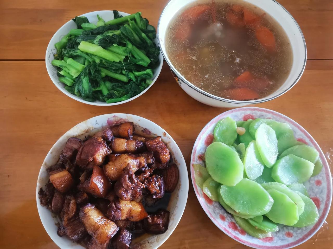 红烧肉，白菜苔，莴笋，胡萝卜羊肉汤。
以前红烧肉直接烧，这次改良了一下，在网上学