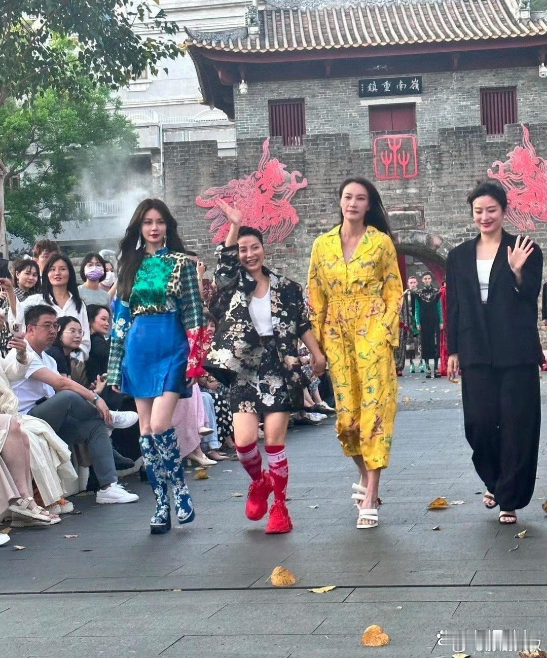 谢杏芳走秀展现身高优势，连沈梦辰也相形见绌，视觉上格外引人注目。 