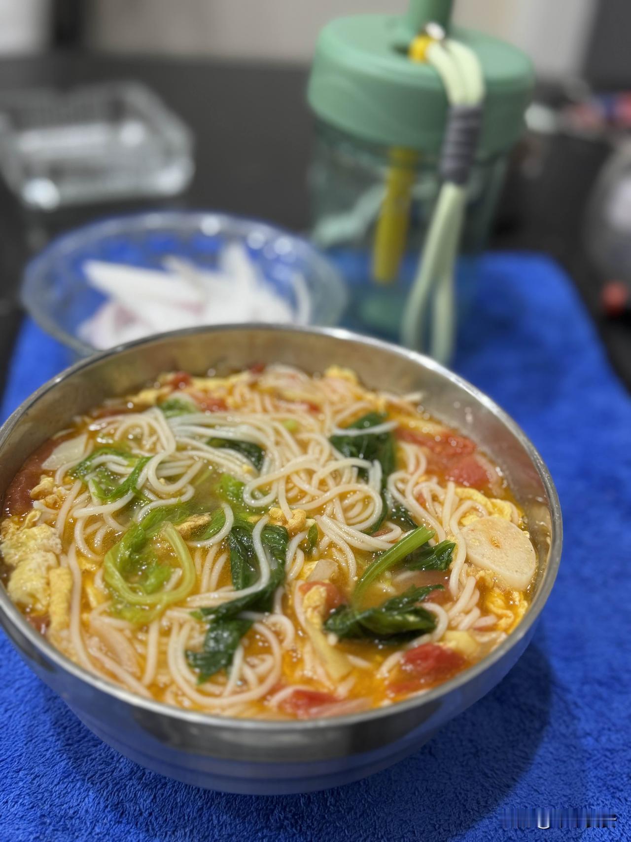 阴雨天的周末，家里就我自己，索性给自己煮了碗热汤面。
先把番茄炒出沙，加开水煮开