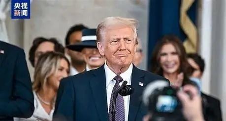 伊朗这一仗，终究是打醒了美国！现在的局势是：以前的美国在赌中国不敢动手，现在美国