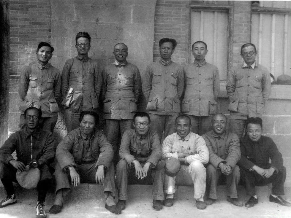 1938年延安，六届六中全会期间主席团成员合影。

后排（站立，从左到右）
1.