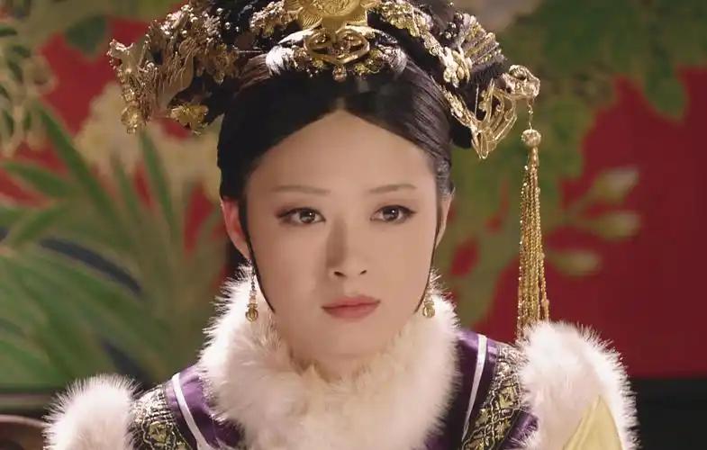 金星问演员蒋欣：“华妃那个角色是怎么到你手里的？”

蒋欣尴尬一笑，说：“其实，