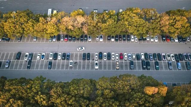 如今有了一键直达百万停车场的功能，方便许多。无论去市中心繁华地段，还是偏远景区，
